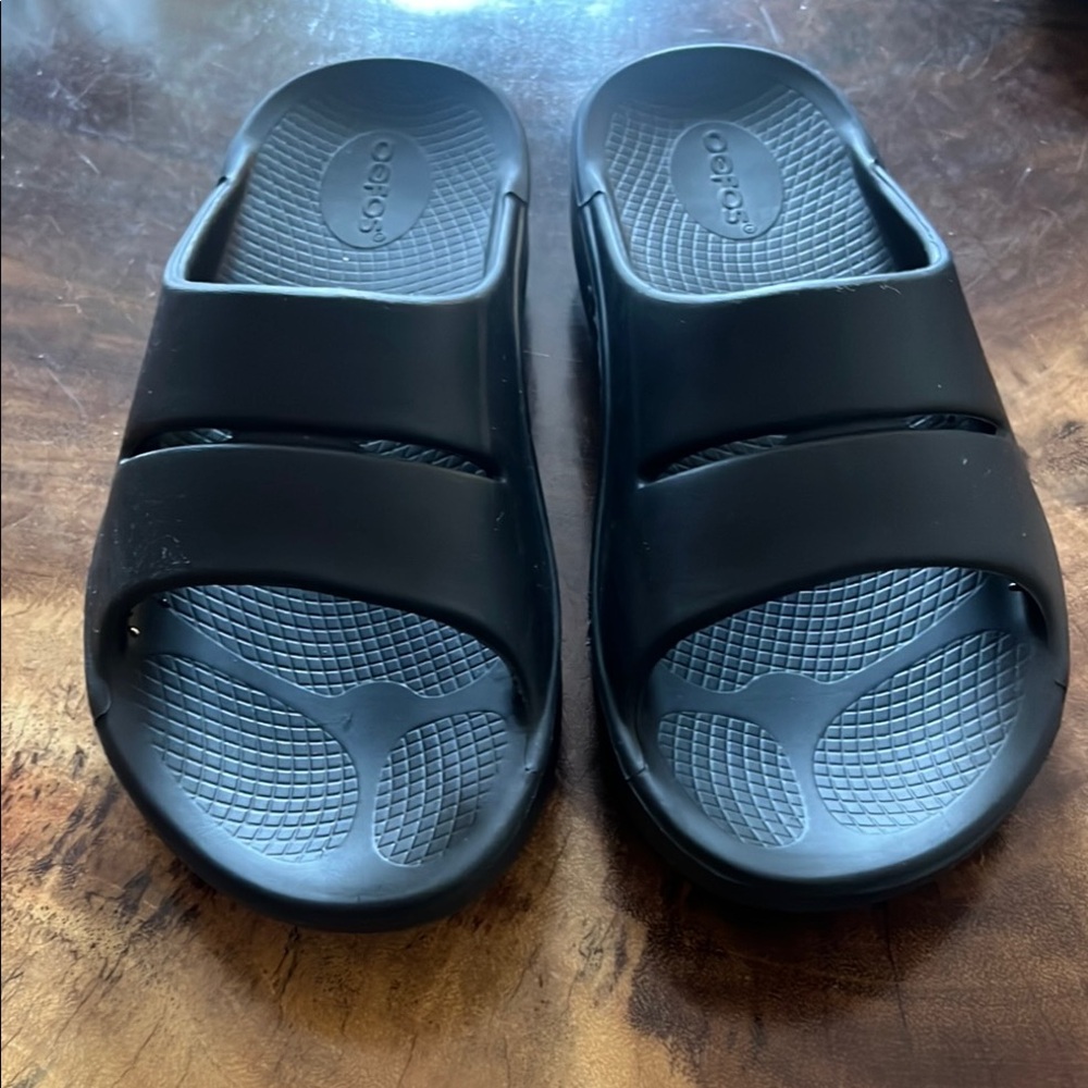 OOFOS Women's Black Athletic Slides